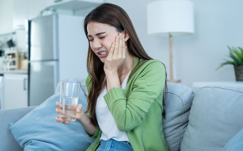 woman with dental pain needing emergency toothache treatment
