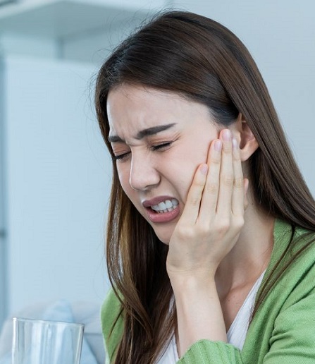 woman with dental pain needing emergency toothache treatment